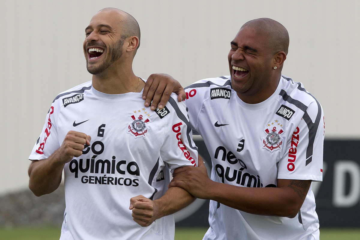 Alessandro e Adriano durante treino do Corinthians em 2011