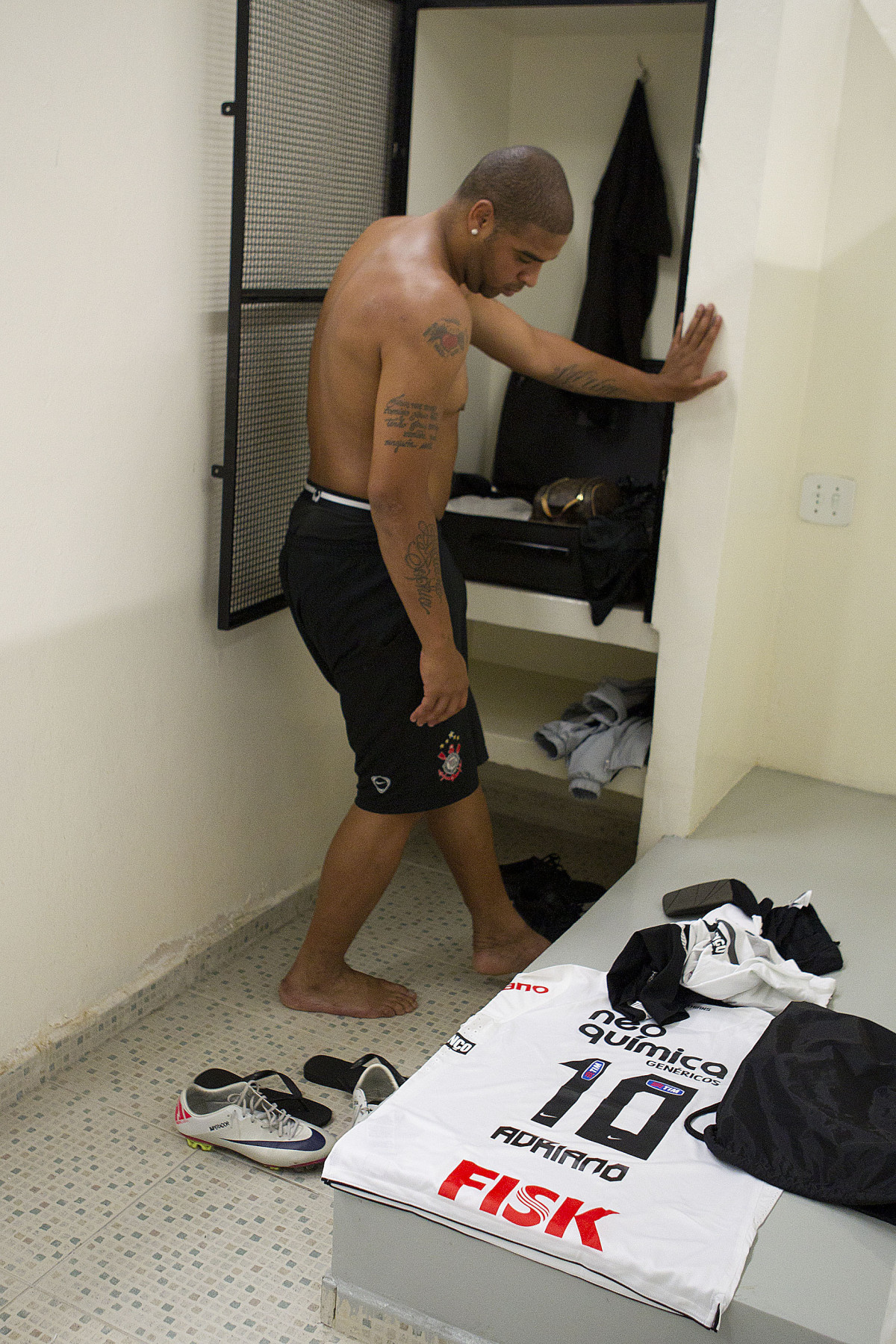 Adriano nos vestirios antes da partida entre Corinthians x Palmeiras, realizada esta tarde no estdio do Pacaembu, vlida pela 38 rodada do Campeonato Brasileiro de 2011