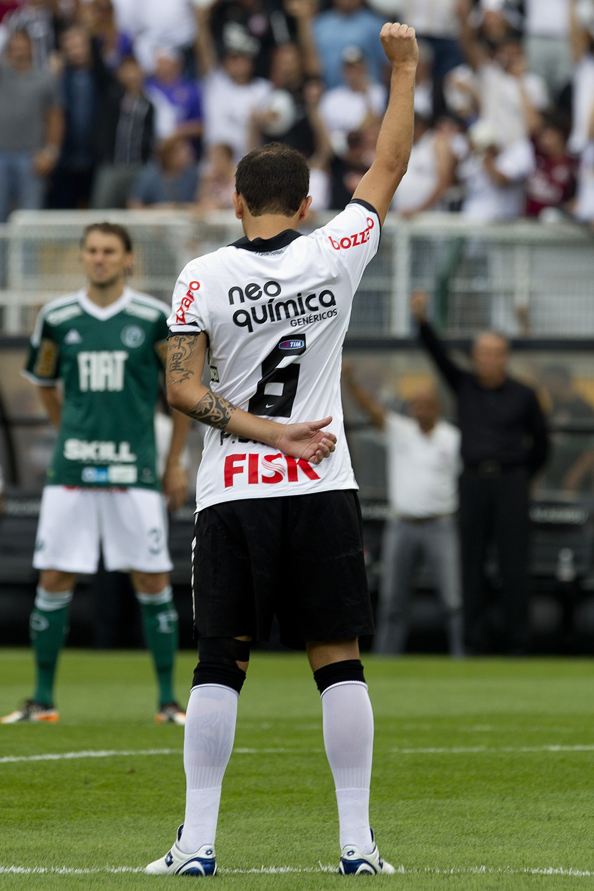 Fabio Santos durante um minuto de homenagem a Socrates durante a partida entre Corinthians x Palmeiras, realizada esta tarde no estdio do Pacaembu, vlida pela 38 rodada do Campeonato Brasileiro de 2011
