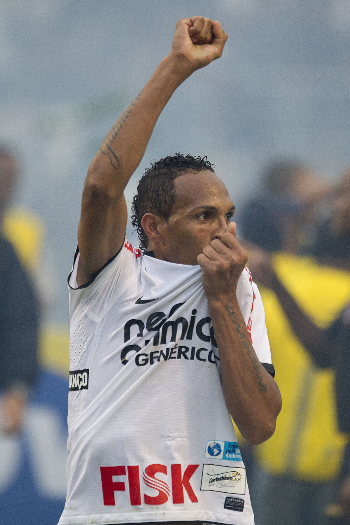 Liedson comemorando durante a partida entre Corinthians x Palmeiras, realizada esta tarde no estdio do Pacaembu, vlida pela 38 rodada do Campeonato Brasileiro de 2011