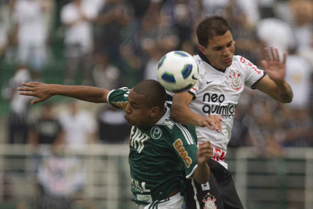 Patrick e Fabio Santos durante a partida entre Corinthians x Palmeiras, realizada esta tarde no estdio do Pacaembu, vlida pela 38 rodada do Campeonato Brasileiro de 2011