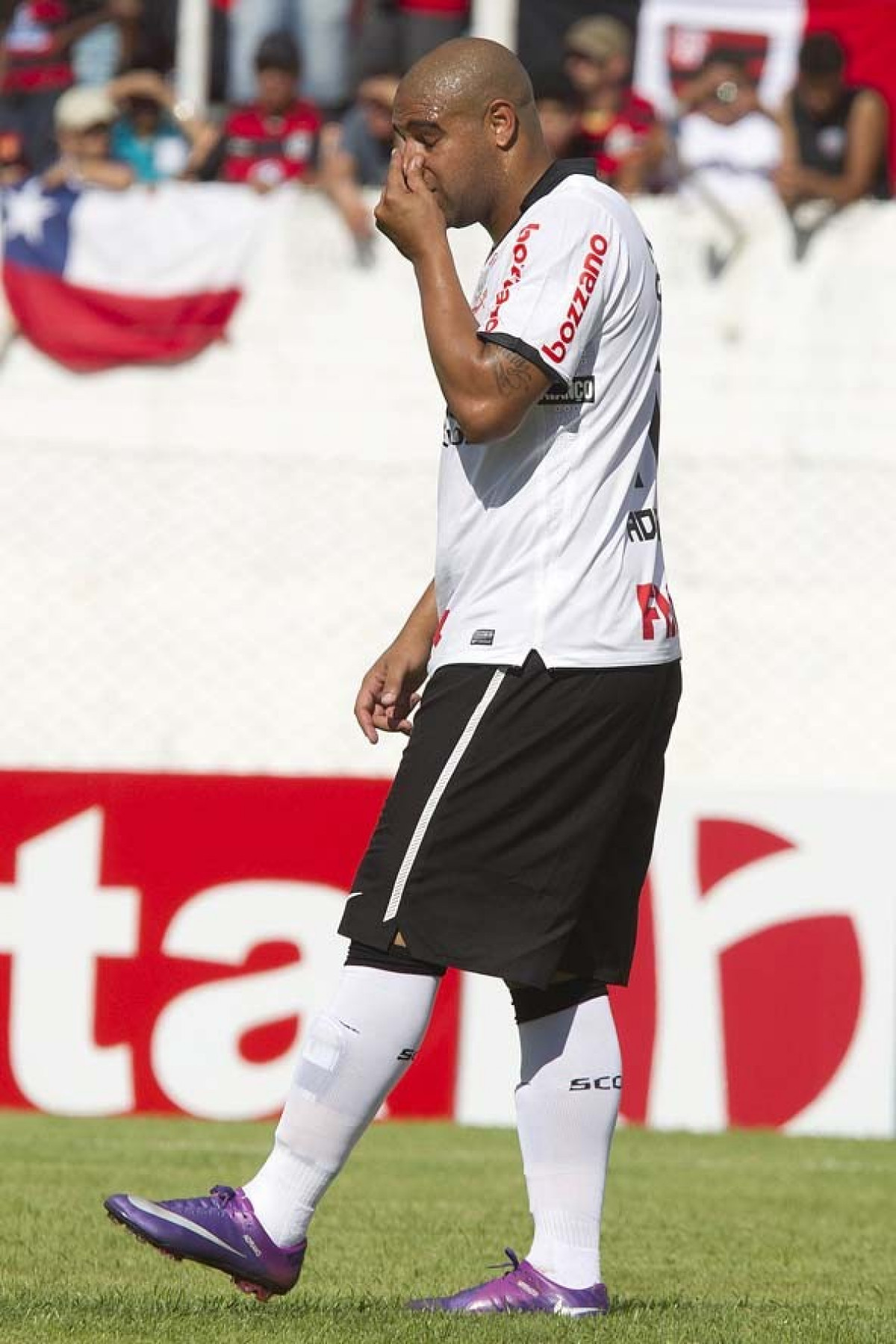 Adriano durante a partida entre Flamengo x Corinthians, jogo amistoso realizado esta tarde no estdio do Caf, em Londrina/PR, abertura da temporada 2012. Londrina-PR/Brasil