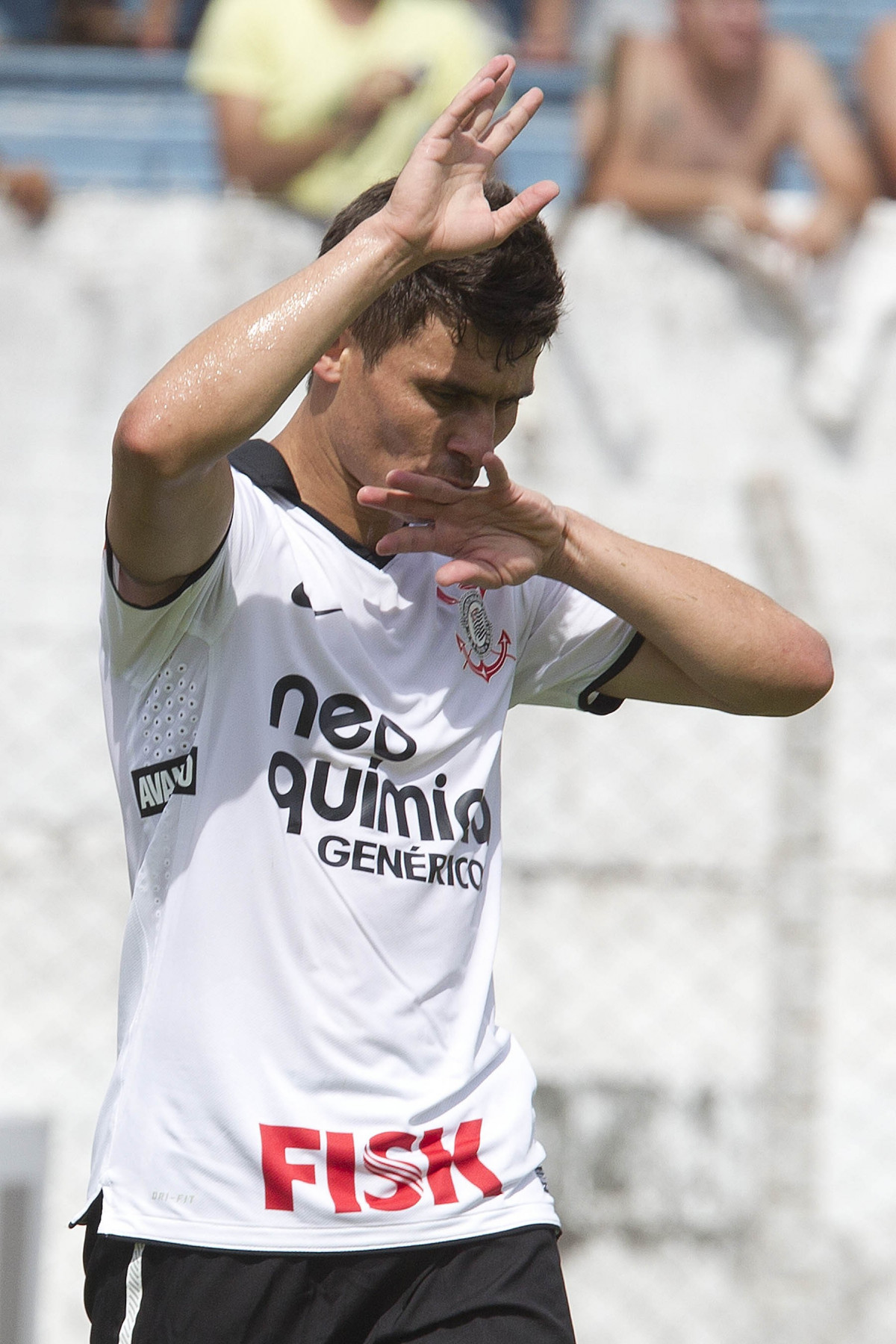Alex comemora seu gol durante a partida entre Flamengo x Corinthians, jogo amistoso realizado esta tarde no estdio do Caf, em Londrina/PR, abertura da temporada 2012. Londrina-PR/Brasil