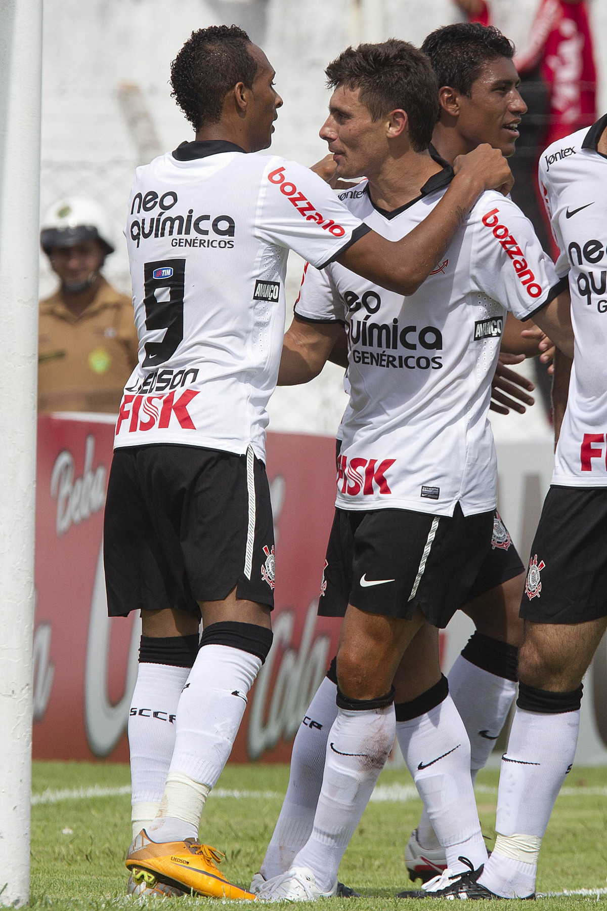 Liedson fez o segundo gol e Alex o primeiro, se cumprimentam durante a partida entre Flamengo x Corinthians, jogo amistoso realizado esta tarde no estdio do Caf, em Londrina/PR, abertura da temporada 2012. Londrina-PR/Brasil