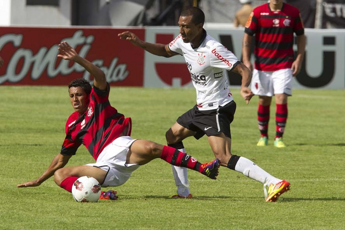Luis Ramirez(d) durante a partida entre Flamengo x Corinthians, jogo amistoso realizado esta tarde no estdio do Caf, em Londrina/PR, abertura da temporada 2012. Londrina-PR/Brasil