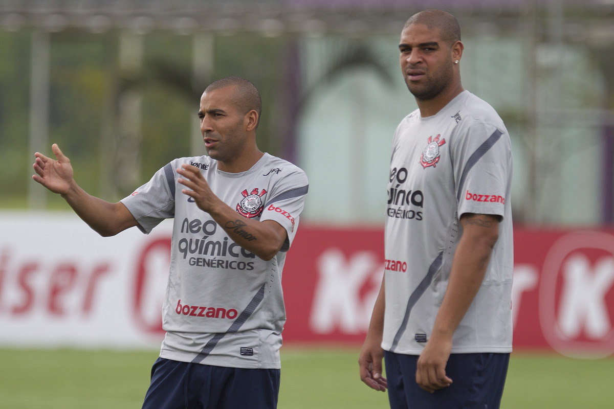 Emerson e Adriano durante o treino desta tarde no CT Joaquim Grava, no Parque Ecolgico do Tiete. Pela primeira rodada do Campeonato Paulista 2012, o primeiro jogo ser dia 21/01, contra o Mirassol, no Pacaembu