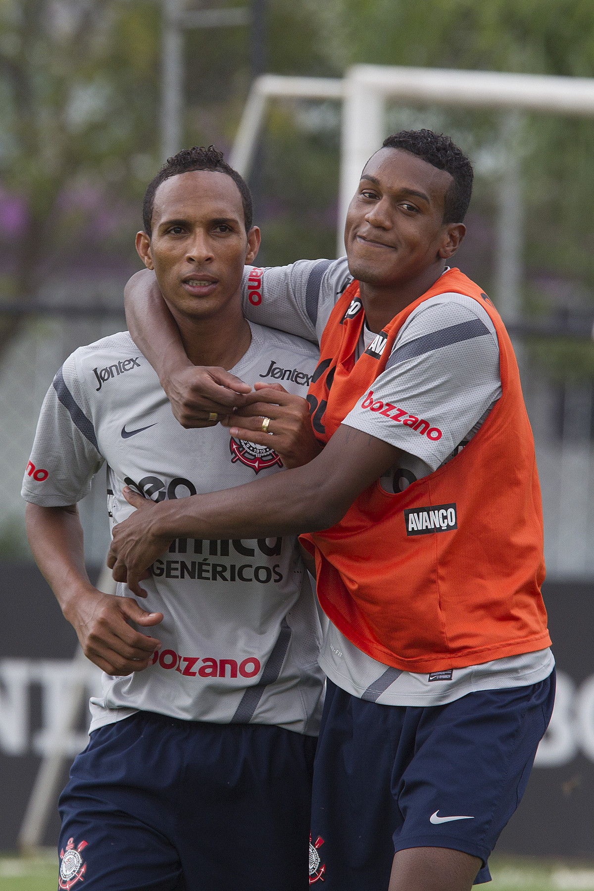 Liedson e Edenilson durante o treino desta tarde no CT Joaquim Grava, no Parque Ecolgico do Tiete. Pela primeira rodada do Campeonato Paulista 2012, o primeiro jogo ser dia 21/01, contra o Mirassol, no Pacaembu