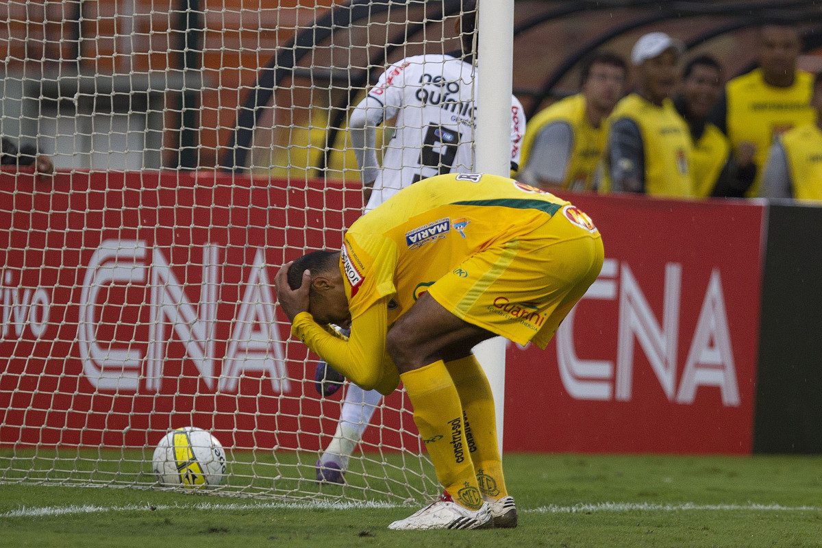 Dezinho lamenta seu gol contra durante a partida entre Corinthians x Mirassol/SP, realizada esta tarde no estdio do Pacaembu, jogo de abertura do Campeonato Paulista 2012
