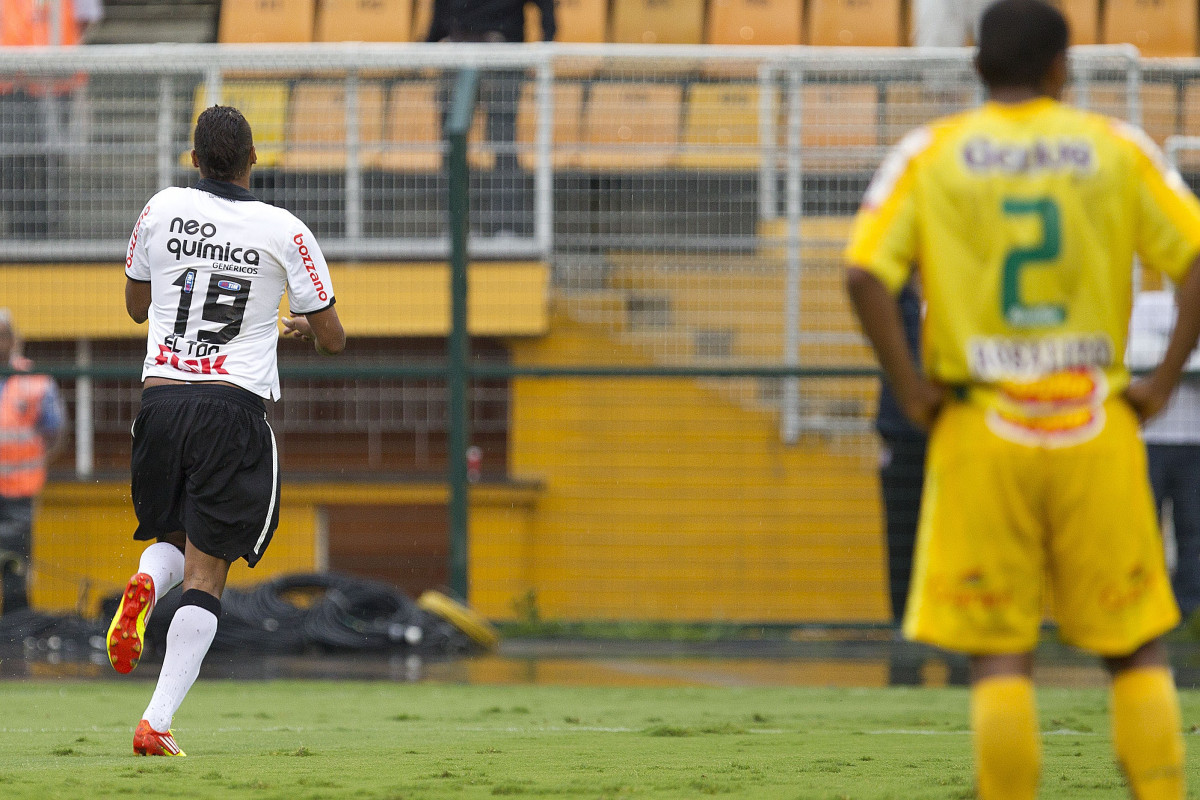 Elton comemora o primeiro gol do Corinthians durante a partida entre Corinthians x Mirassol/SP, realizada esta tarde no estdio do Pacaembu, jogo de abertura do Campeonato Paulista 2012