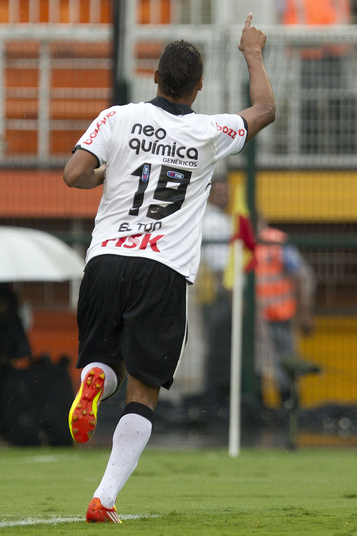 Elton comemora o primeiro gol do Corinthians durante a partida entre Corinthians x Mirassol/SP, realizada esta tarde no estdio do Pacaembu, jogo de abertura do Campeonato Paulista 2012