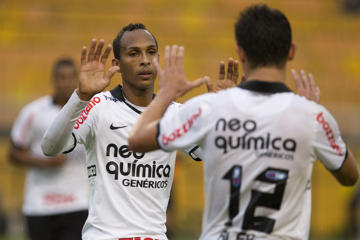 Liedson comemora com Alex segundo gol do Corinthians durante a partida entre Corinthians x Mirassol/SP, realizada esta tarde no estdio do Pacaembu, jogo de abertura do Campeonato Paulista 2012
