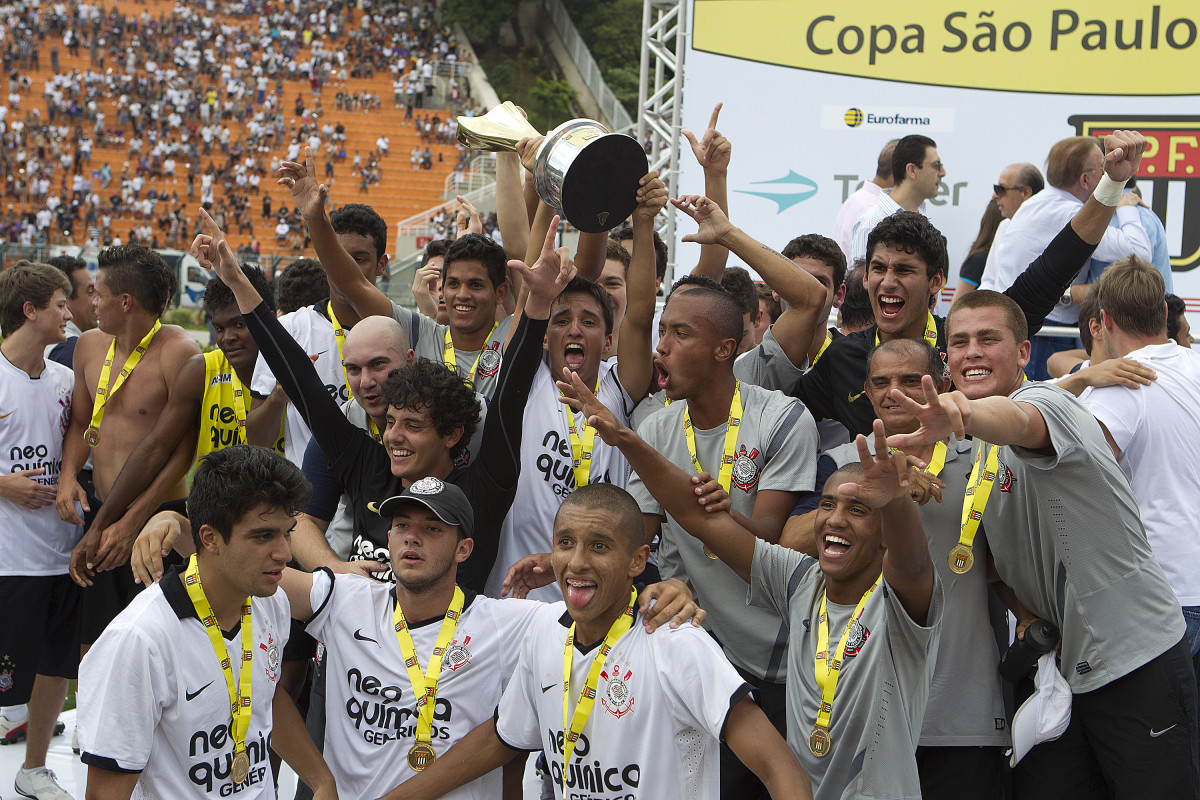 Corinthians com a taça de campeão da Copa São Paulo de 2012