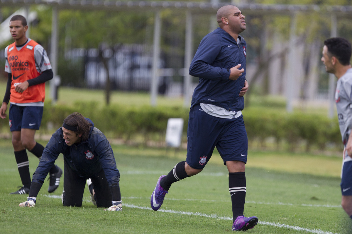 Cassio(chao) e Adriano durante o treino desta tarde no CT Joaquim Grava, no Parque Ecolgico do Tiete. O prximo jogo da equipe ser 29/01, contra o Linense, no estdio do Pacaembu pela 3 rodada do Campeonato Paulista 2012