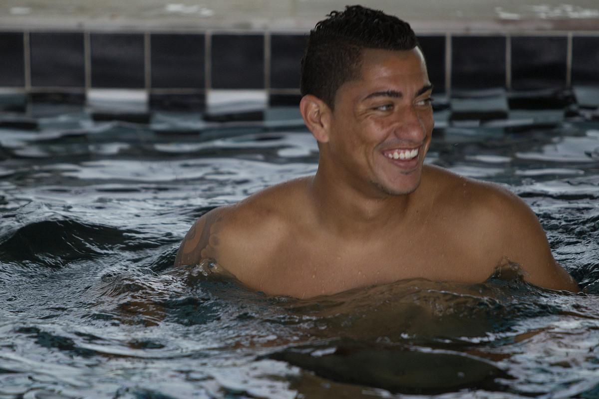 Ralf durante o treino de recuperao na piscina esta tarde no CT Joaquim Grava, no Parque Ecolgico do Tiete. O prximo jogo da equipe ser 29/01, contra o Linense, no estdio do Pacaembu pela 3 rodada do Campeonato Paulista 2012