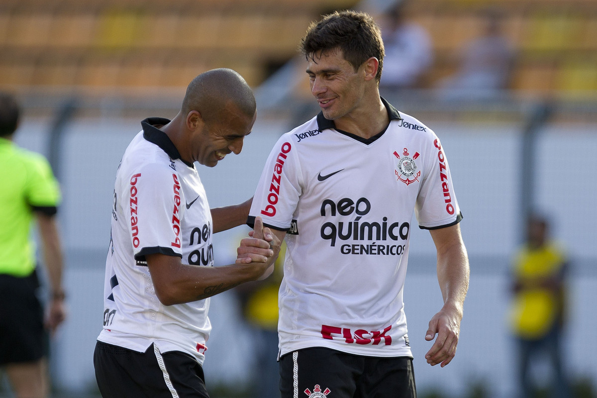 Alex cumprimenta Emerson aps o seu gol durante a partida entre Corinthians x Linense, realizada esta tarde no estdio do Pacaembu, pela 3 rodada do Campeonato Paulista de 2012