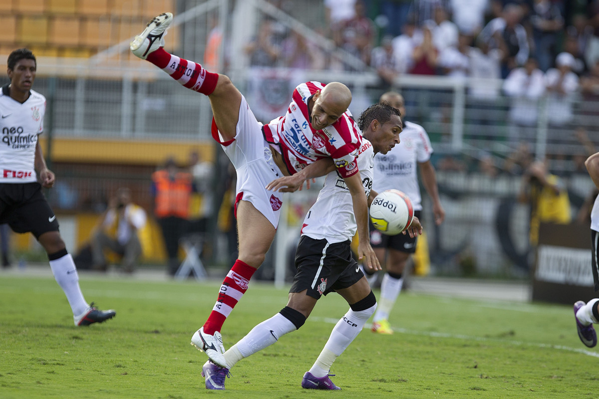 Bruno Quadros e Liedson gol durante a partida entre Corinthians x Linense, realizada esta tarde no estdio do Pacaembu, pela 3 rodada do Campeonato Paulista de 2012