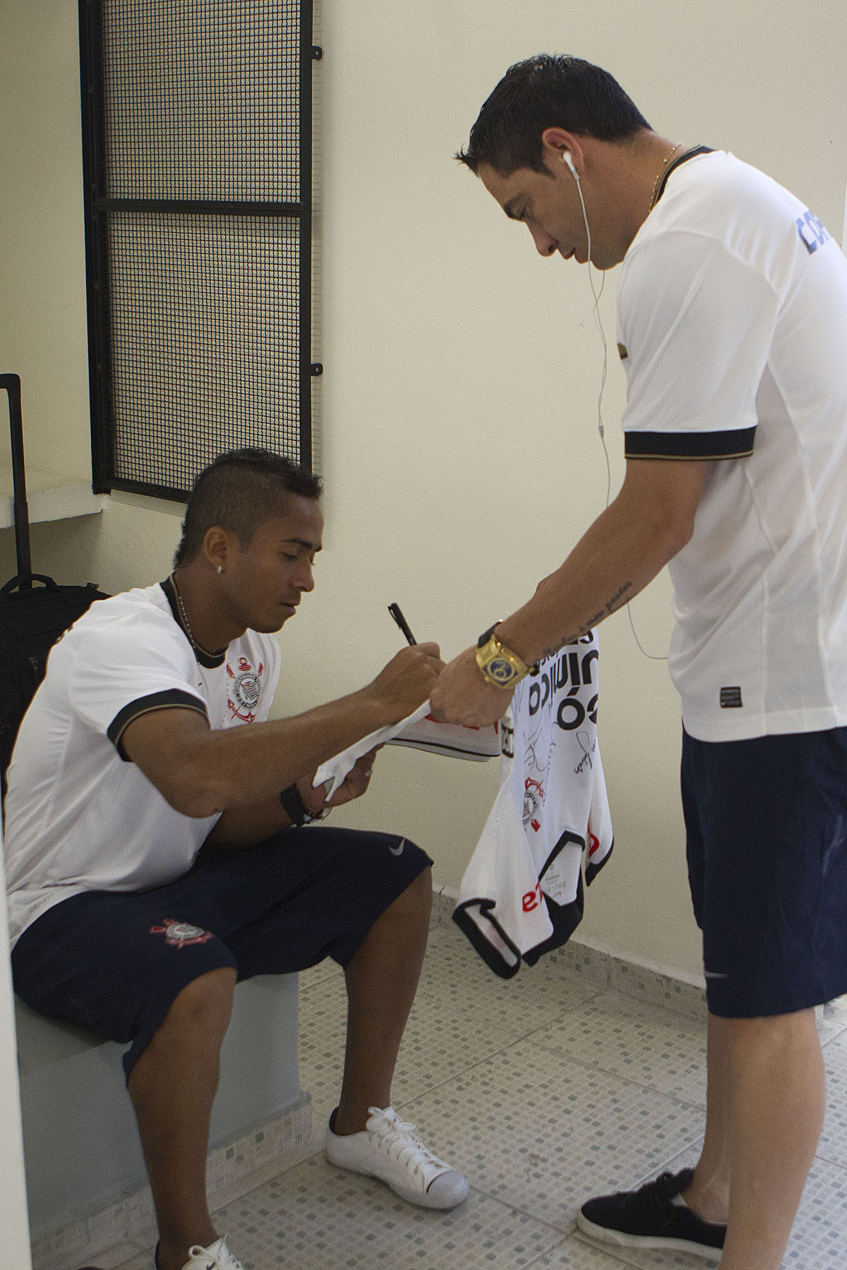 Chico pede autografo para Jorge Henrique nos vestirios antes da partida entre Corinthians x Linense, realizada esta tarde no estdio do Pacaembu, pela 3 rodada do Campeonato Paulista de 2012