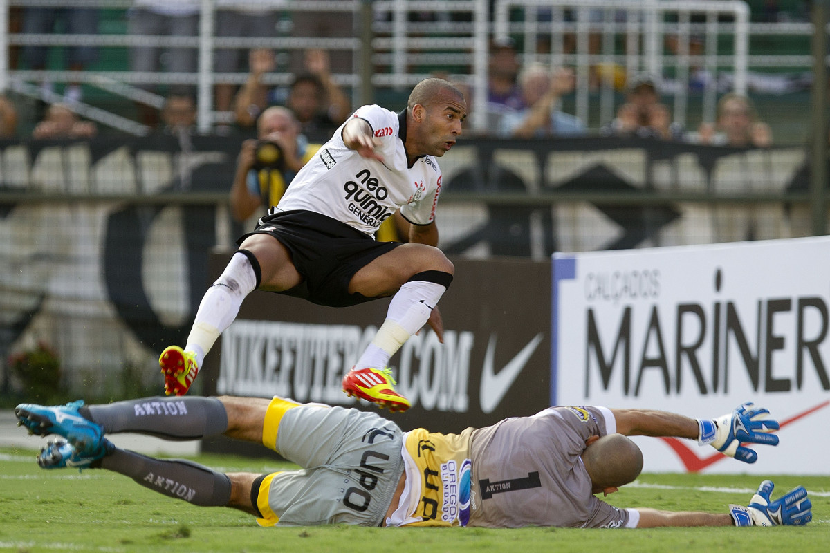 Emerson chuta em cima do goleiro Douglas durante a partida entre Corinthians x Linense, realizada esta tarde no estdio do Pacaembu, pela 3 rodada do Campeonato Paulista de 2012
