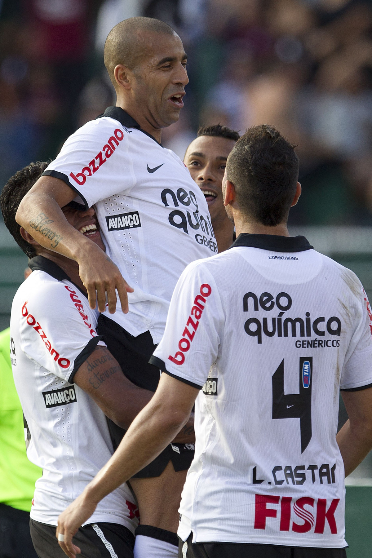 Emerson comemora gol durante a partida entre Corinthians x Linense, realizada esta tarde no estdio do Pacaembu, pela 3 rodada do Campeonato Paulista de 2012