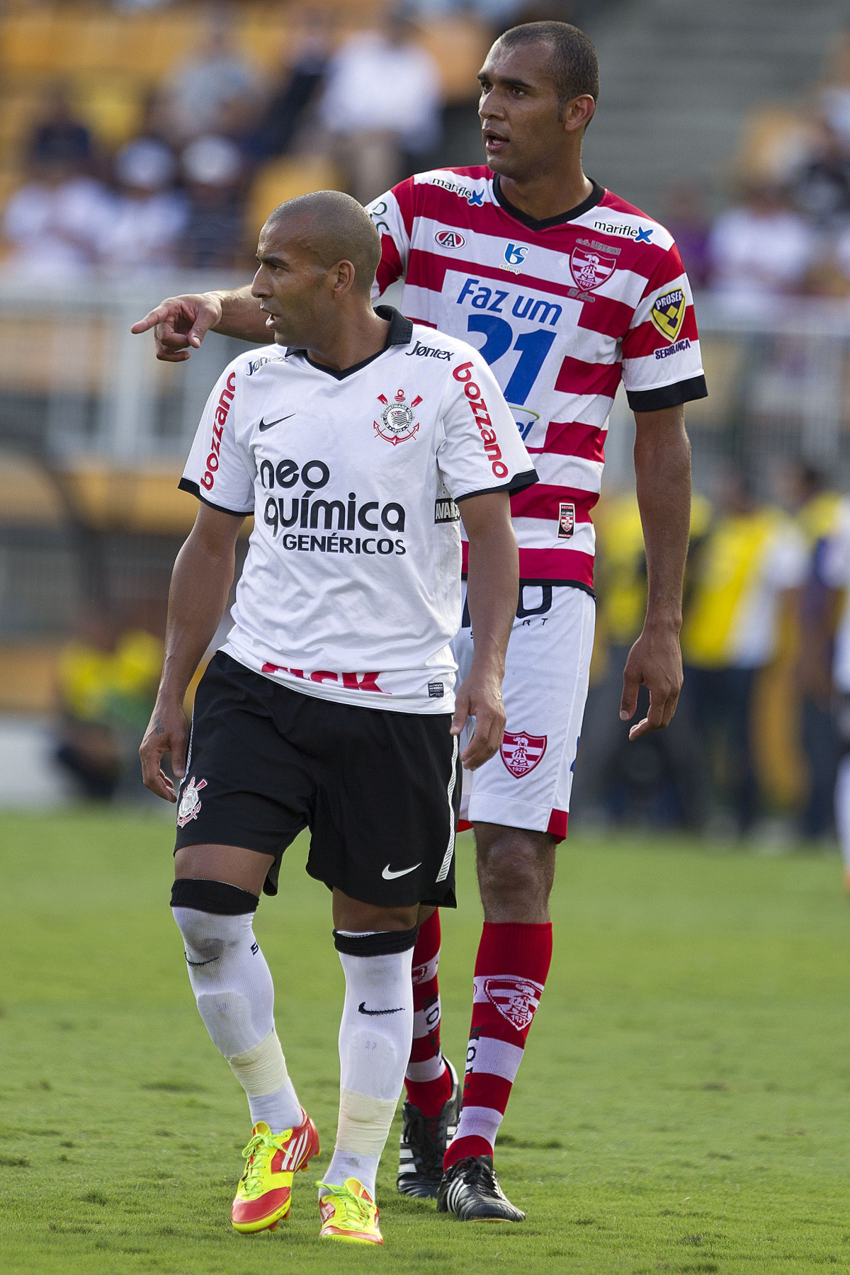 Fabao e Emerson durante a partida entre Corinthians x Linense, realizada esta tarde no estdio do Pacaembu, pela 3 rodada do Campeonato Paulista de 2012