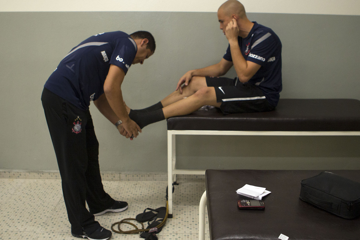 O enfermeiro Cleber Costa e Julio Cesar nos vestirios antes da partida entre Corinthians x Linense, realizada esta tarde no estdio do Pacaembu, pela 3 rodada do Campeonato Paulista de 2012