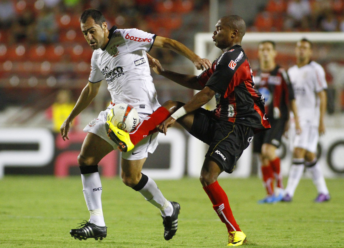 Danilo do Corinthians disputa a bola com o jogador Anderson do Ituano durante partida vlida pelo Campeonato Paulista realizada em Itu, Brasil