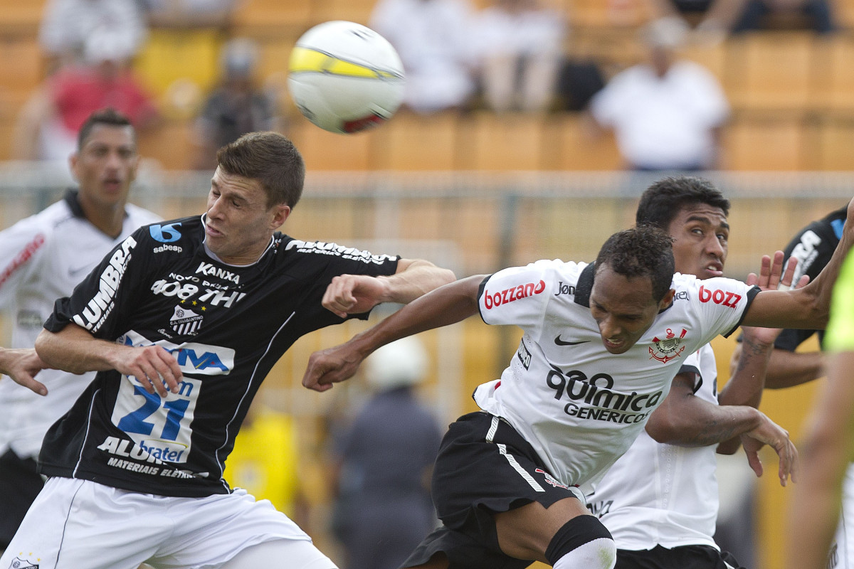 Diego Paulista e Liedson durante a partida entre Corinthians x Bragantino/SP, realizada esta tarde no estdio do Pacaembu, pela 5 rodada do Campeonato Paulista de 2012