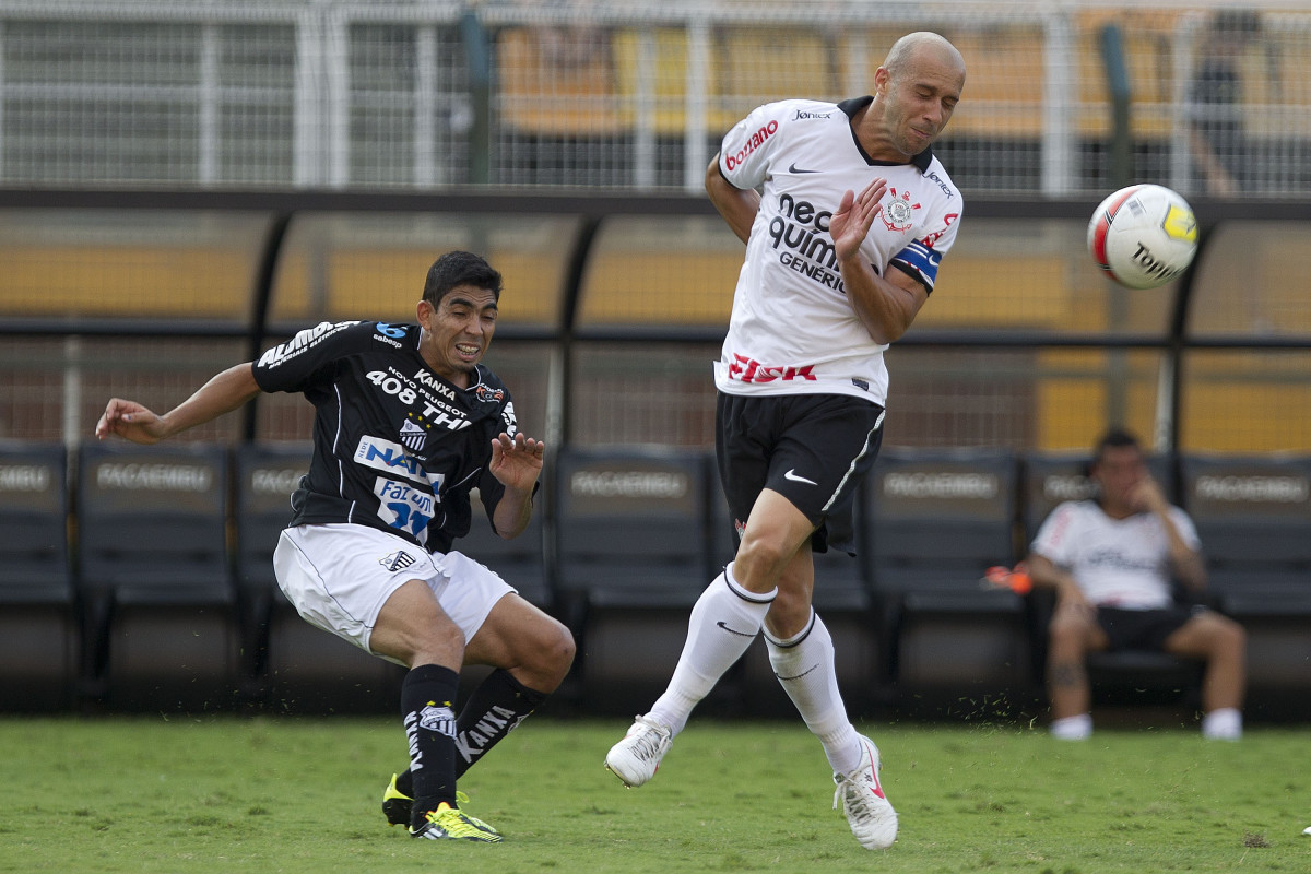 Eder e Alessandro durante a partida entre Corinthians x Bragantino/SP, realizada esta tarde no estdio do Pacaembu, pela 5 rodada do Campeonato Paulista de 2012