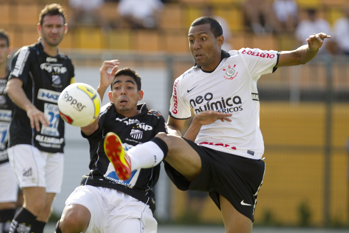 Eder e Luis Ramirez durante a partida entre Corinthians x Bragantino/SP, realizada esta tarde no estdio do Pacaembu, pela 5 rodada do Campeonato Paulista de 2012