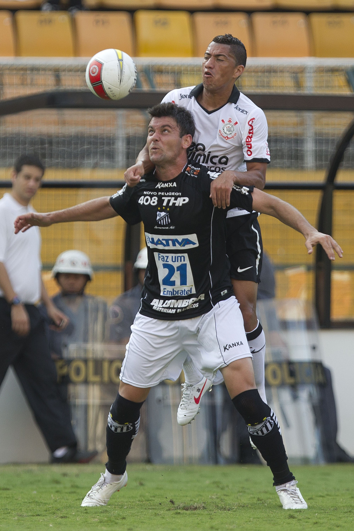 Giancarlo e Ralf durante a partida entre Corinthians x Bragantino/SP, realizada esta tarde no estdio do Pacaembu, pela 5 rodada do Campeonato Paulista de 2012