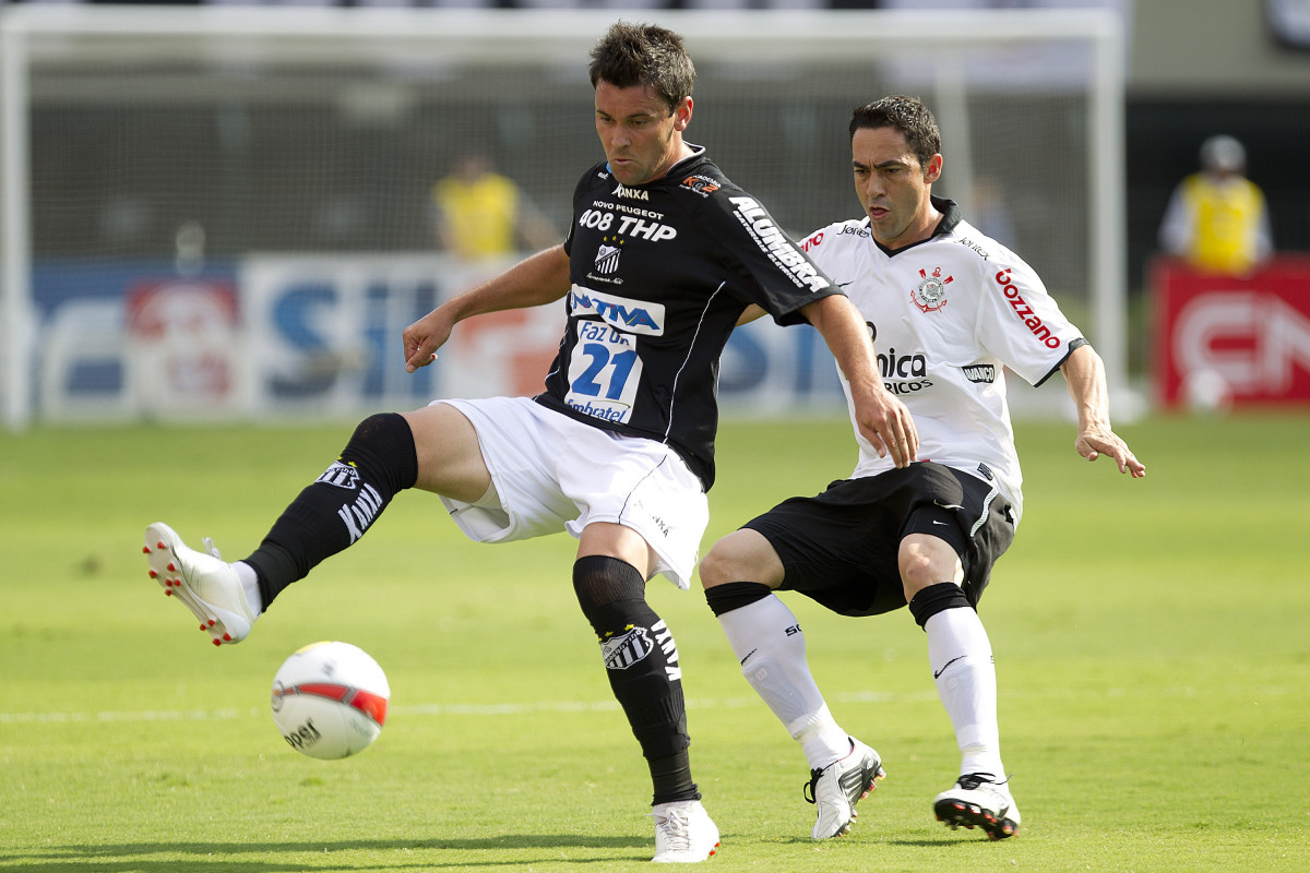 Giancarlo, que fez o gol do Bragantinho, e Chico durante a partida entre Corinthians x Bragantino/SP, realizada esta tarde no estdio do Pacaembu, pela 5 rodada do Campeonato Paulista de 2012