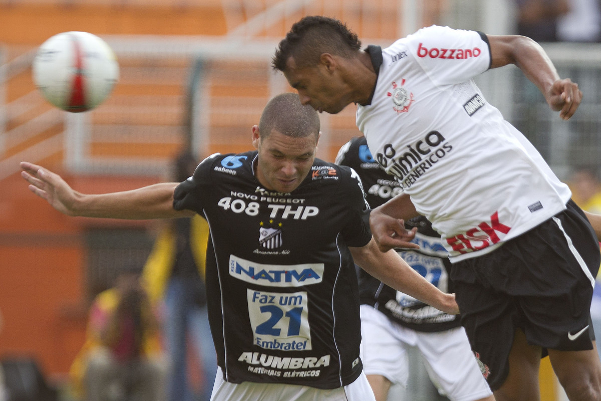 Guilherme e Elton durante a partida entre Corinthians x Bragantino/SP, realizada esta tarde no estdio do Pacaembu, pela 5 rodada do Campeonato Paulista de 2012