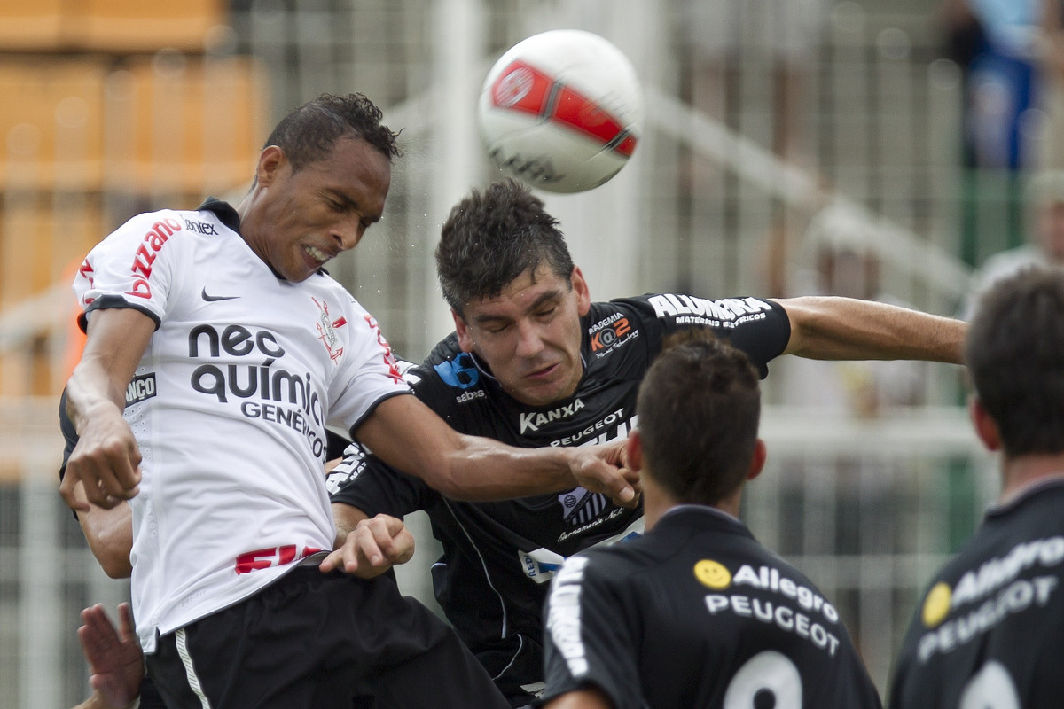 Liedson e Murilo Henrique durante a partida entre Corinthians x Bragantino/SP, realizada esta tarde no estdio do Pacaembu, pela 5 rodada do Campeonato Paulista de 2012