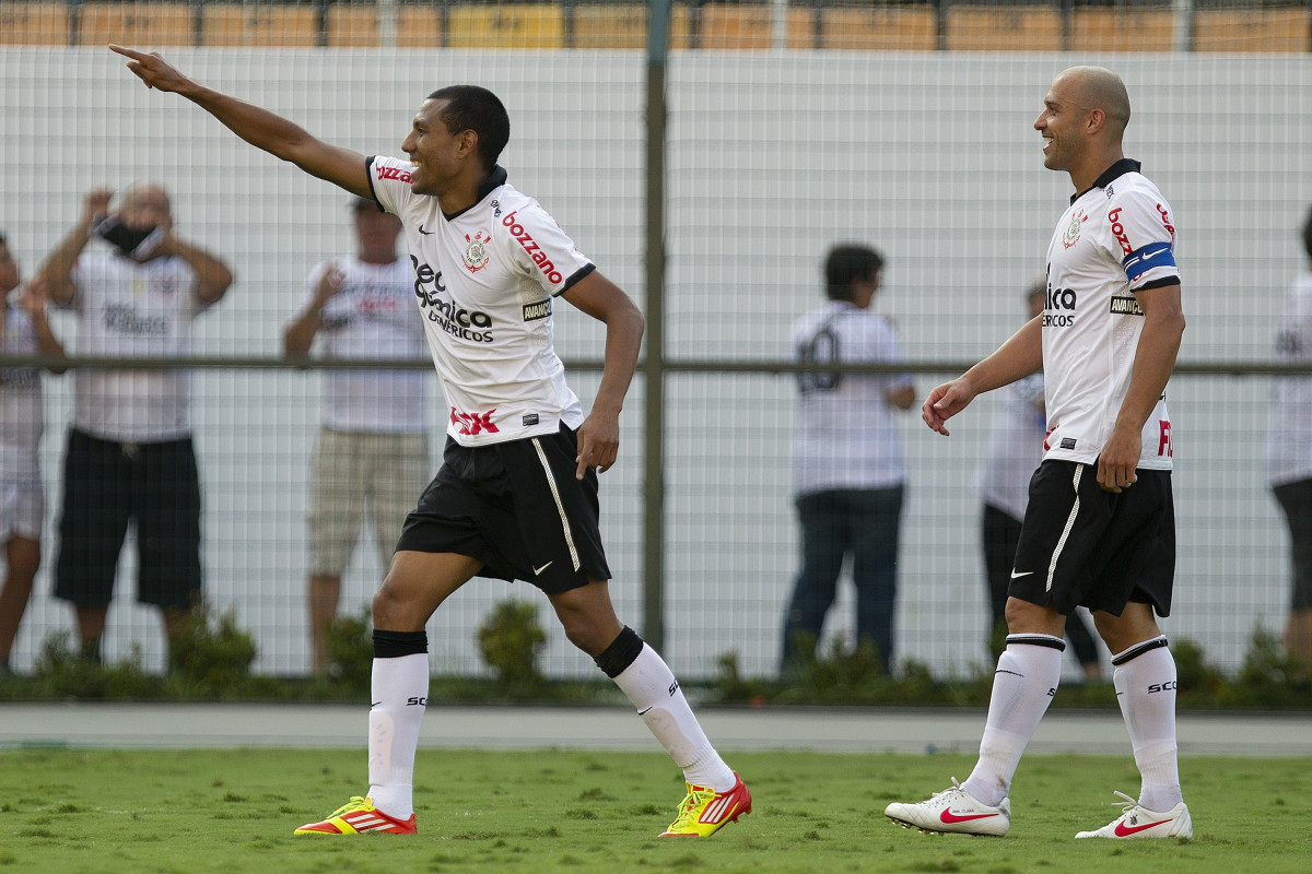 Luis Ramirez comemora seu gol com Alessandro durante a partida entre Corinthians x Bragantino/SP, realizada esta tarde no estdio do Pacaembu, pela 5 rodada do Campeonato Paulista de 2012