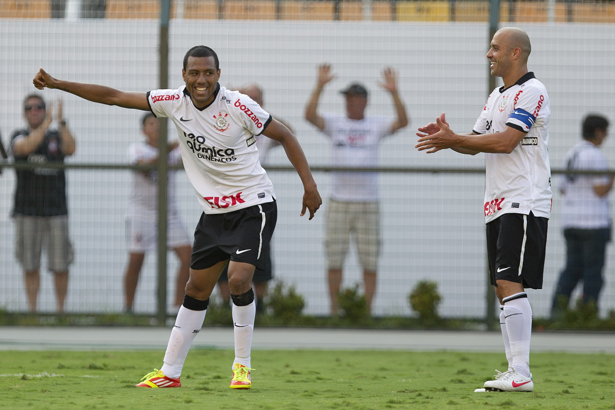 Luiz Ramires comemora seu gol com Alessandro durante a partida entre Corinthians x Bragantino/SP, realizada esta tarde no estdio do Pacaembu, pela 5 rodada do Campeonato Paulista de 2012
