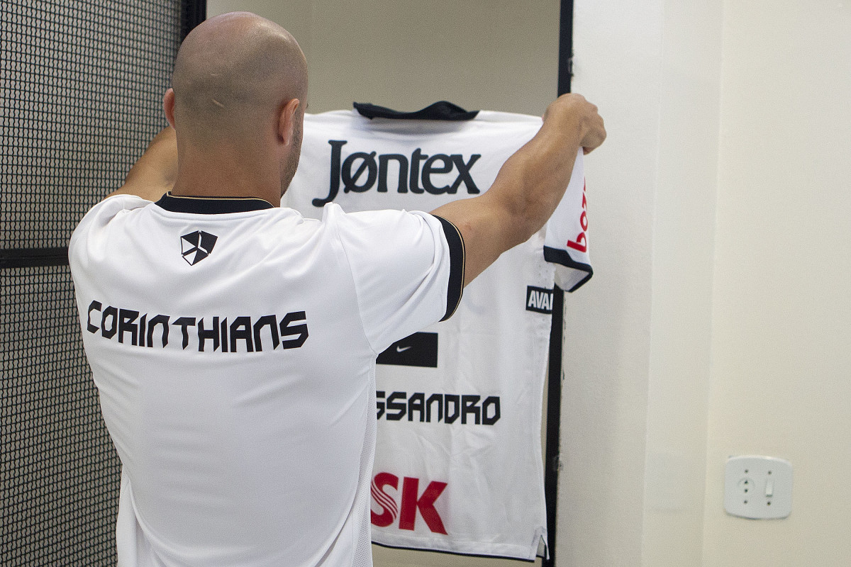 Alessandro olhando a camisa com novo patrocinador nos vestirios antes da partida entre Corinthians x So Paulo, realizada esta tarde no estdio do Pacaembu, pela 7 rodada do Campeonato Paulista de 2012