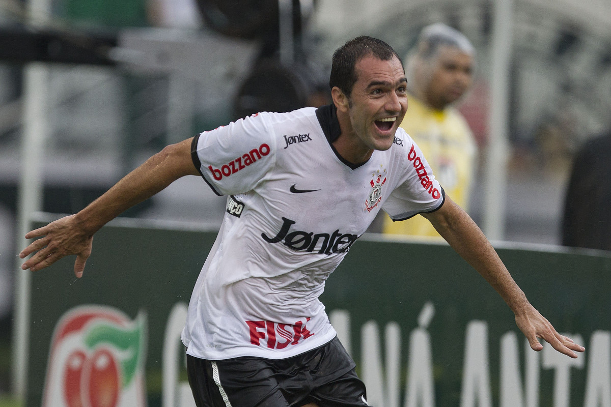 Danilo comemora seu gol durante a partida entre Corinthians x So Paulo, realizada esta tarde no estdio do Pacaembu, pela 7 rodada do Campeonato Paulista de 2012