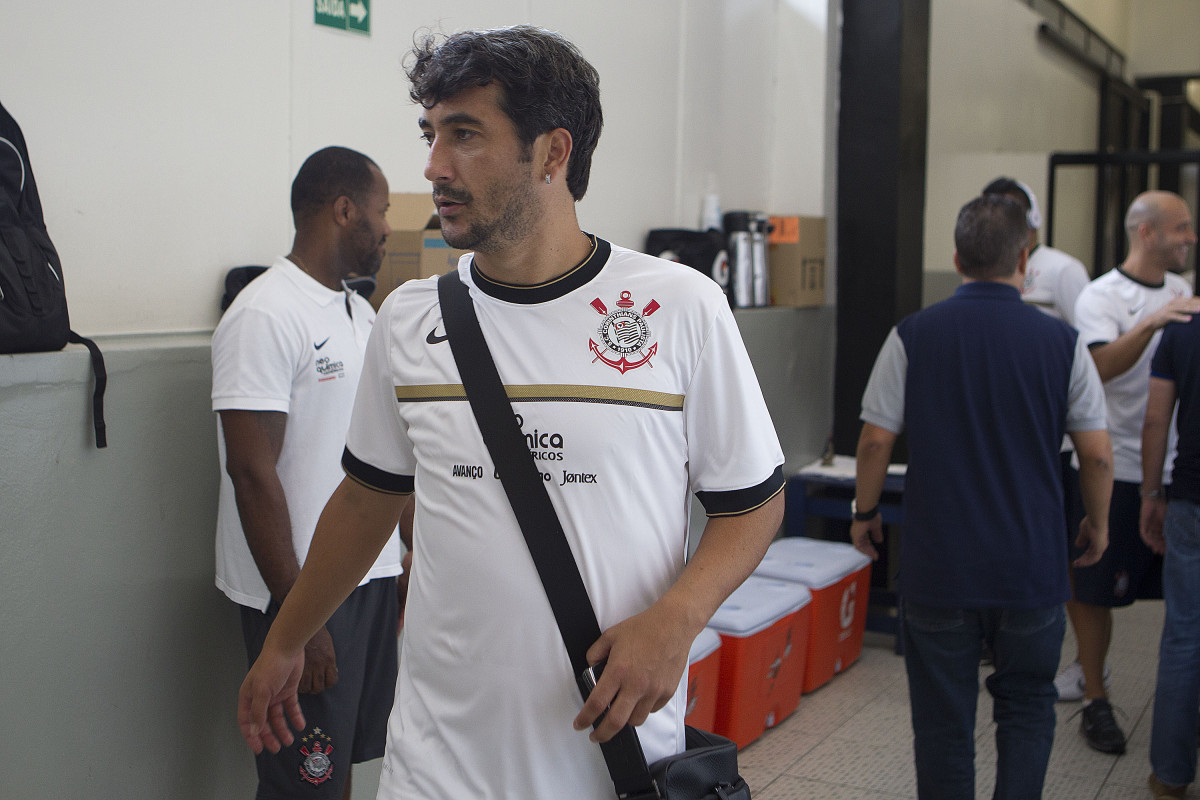 Douglas nos vestirios antes da partida entre Corinthians x So Paulo, realizada esta tarde no estdio do Pacaembu, pela 7 rodada do Campeonato Paulista de 2012