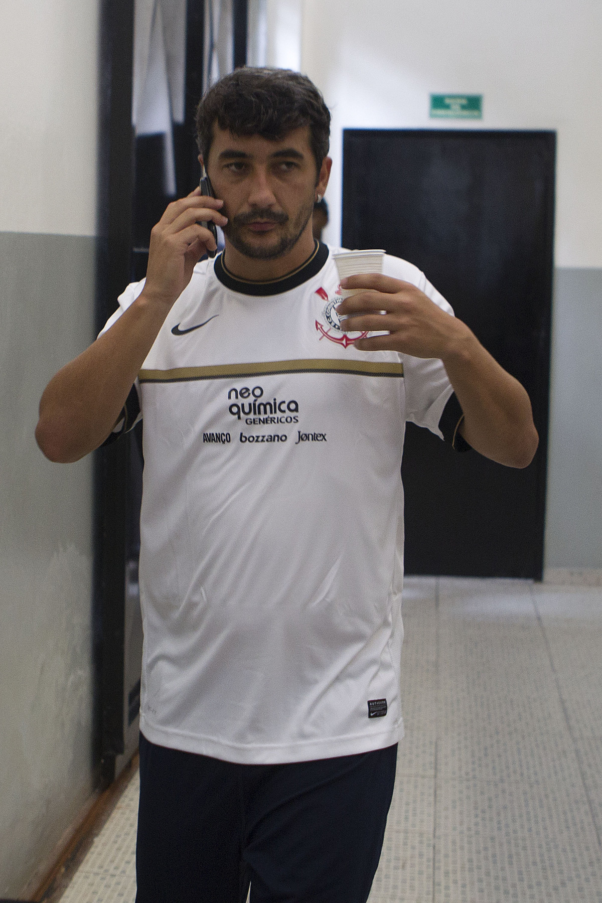 Douglas nos vestirios antes da partida entre Corinthians x So Paulo, realizada esta tarde no estdio do Pacaembu, pela 7 rodada do Campeonato Paulista de 2012