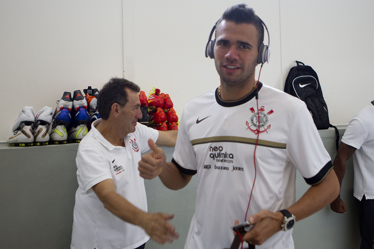 Leandro Castán nos vestiários antes da partida entre Corinthians x São Paulo, realizada esta tarde no estádio do Pacaembu, pela 7ª rodada do Campeonato Paulista de 2012