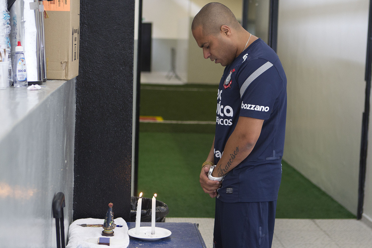 O fisioterapeuta Caio Mello nos vestiários antes da partida entre Corinthians x São Paulo, realizada esta tarde no estádio do Pacaembu, pela 7ª rodada do Campeonato Paulista de 2012