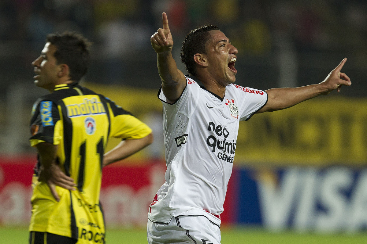 Ralf comemora seu gol durante a partida entre Deportivo Tachira/Venezuela