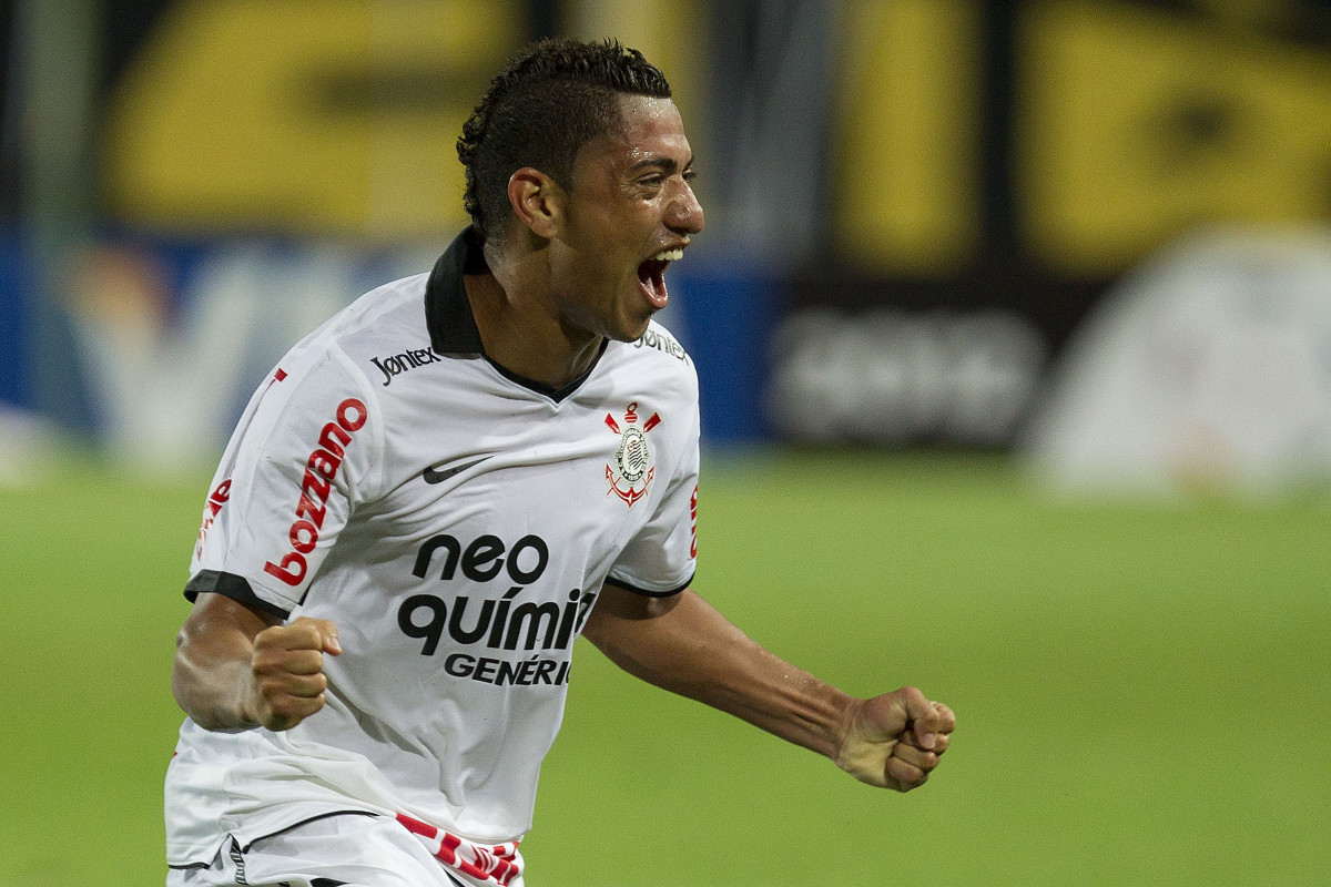 Ralf marcou o gol do Corinthians no empate de 1 a 1 contra o Deportivo Táchira, em 2012
