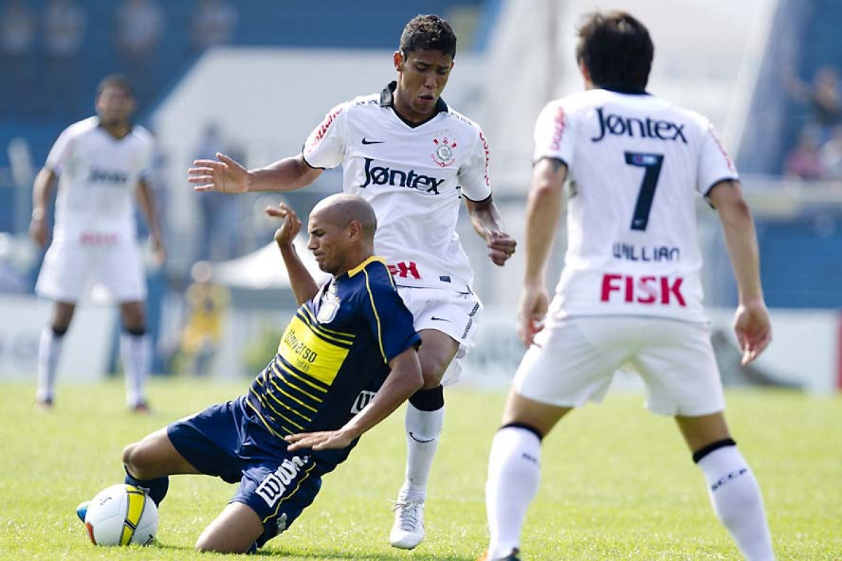 Durante a partida entre São Caetano/SP x Corinthians, realizada esta tarde no estádio Anacleto Campanella, em São Caetano do Sul/SP, pela 8ª rodada do Campeonato Paulista de 2012