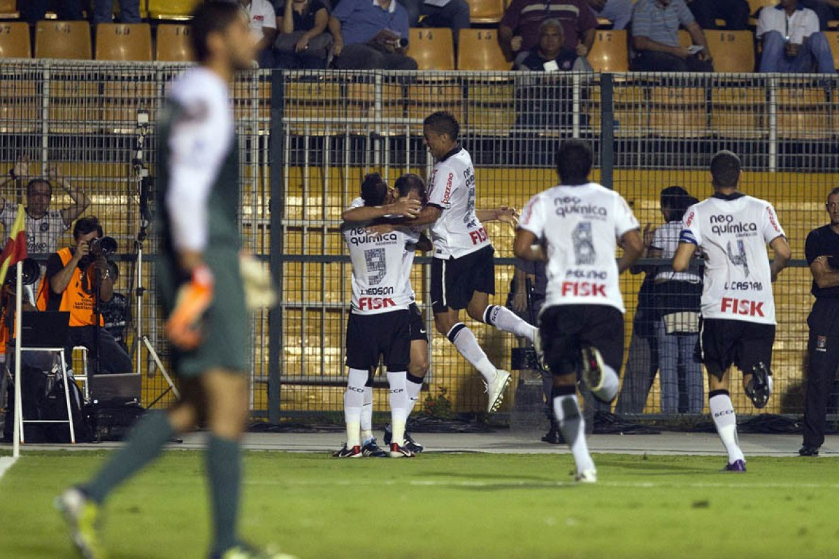 Corinthians comemora seu gol durante a partida entre Corinthians/Brasil x Cruz Azul/Mxico, realizada esta noite no estdio do Pacaembu, vlida pela 1 rodada do returno da primeira fase da Copa Libertadores de Amrica 2012