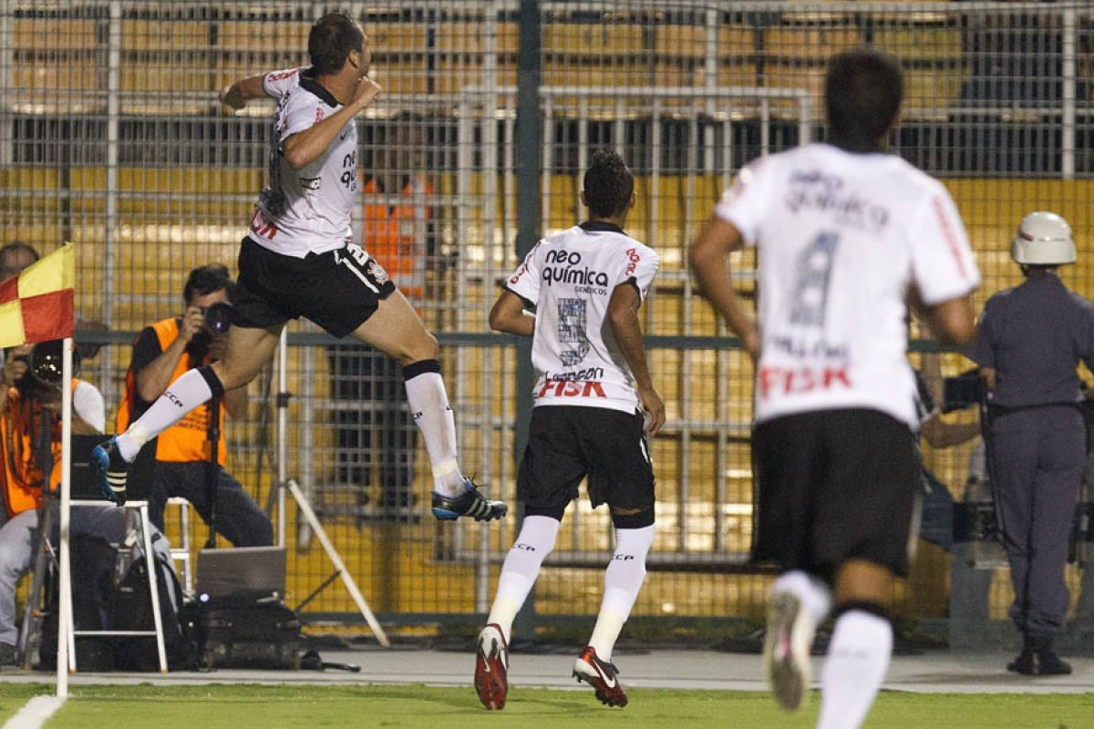 Danilo comemora seu gol durante a partida entre Corinthians/Brasil x Cruz Azul/Mxico, realizada esta noite no estdio do Pacaembu, vlida pela 1 rodada do returno da primeira fase da Copa Libertadores de Amrica 2012