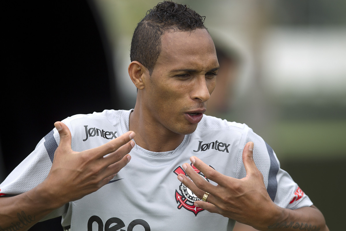 Liedson durante treino desta manh no CT Joaquim Grava, localizado no Parque Ecolgico do Tiete. O prximo jogo da equipe ser amanh, domingo, dia 25/03, contra o Palmeiras, no Pacaembu, vlido pela 15 rodada do Campeonato Paulista 2012