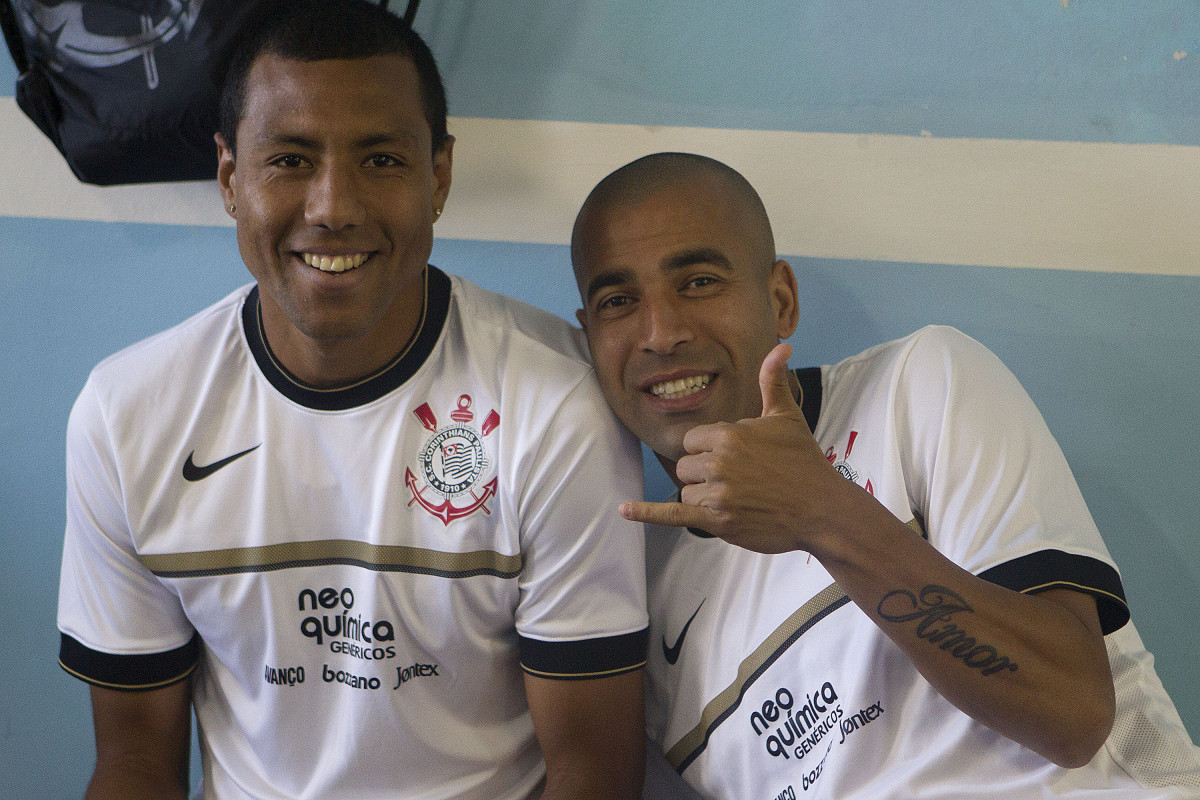 Luis Ramirez e Emerson nos vestirios antes da partida entre Oeste de Itpolis x Corinthians, realizada esta tarde no estdio Eduardo Jos Farah, o Prudento, pela 17 rodada do Campeonato Paulista de 2012