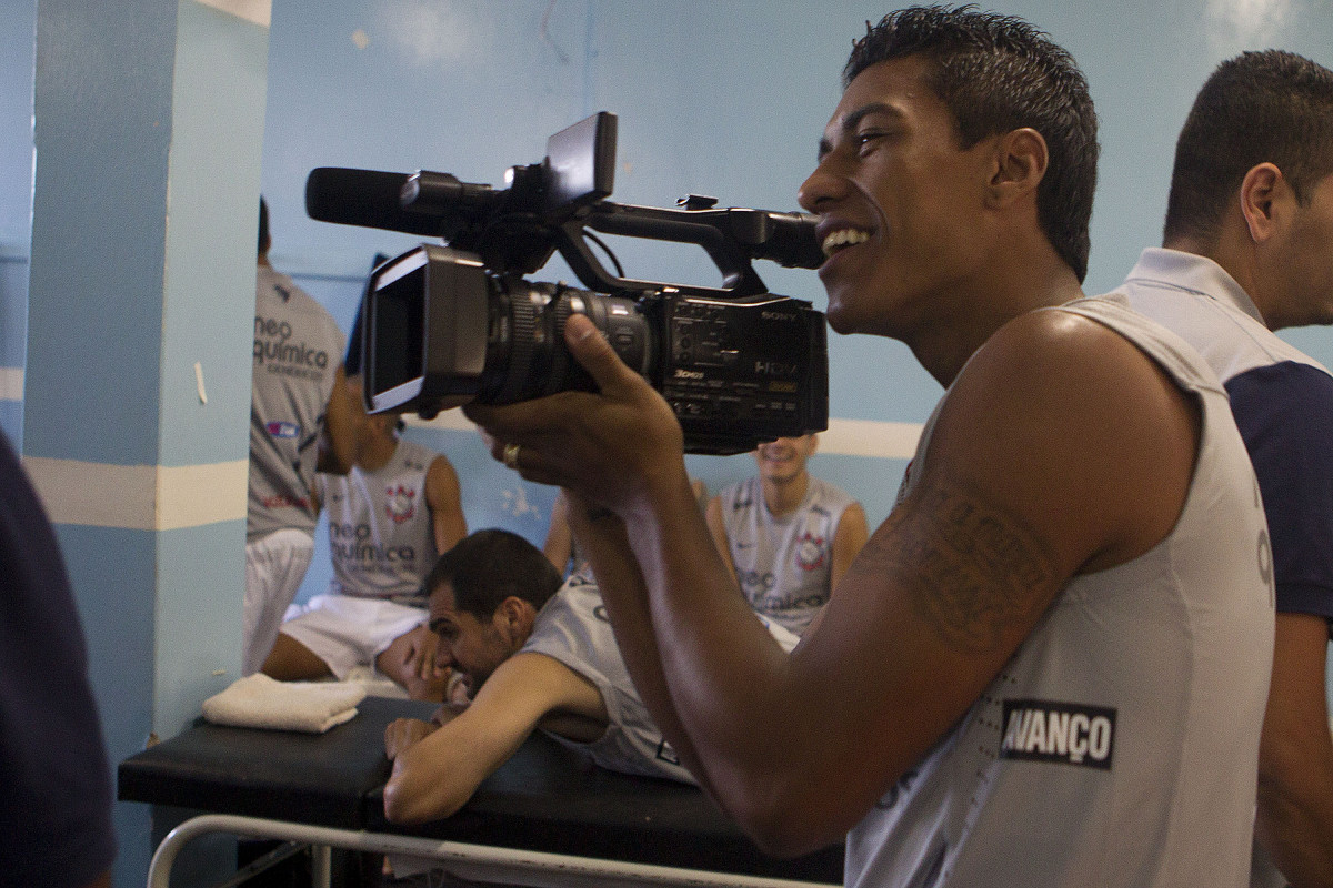 Paulinho brincando de cinegrafista nos vestirios antes da partida entre Oeste de Itpolis x Corinthians, realizada esta tarde no estdio Eduardo Jos Farah, o Prudento, pela 17 rodada do Campeonato Paulista de 2012