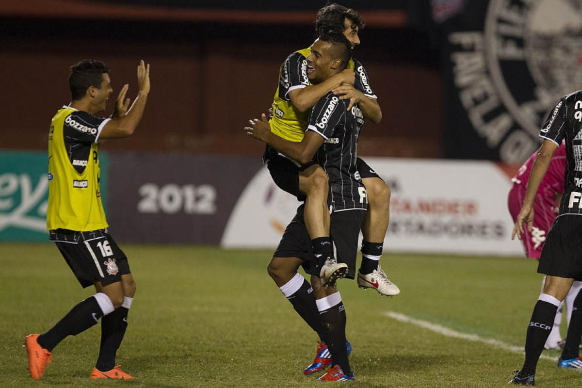 Elton comemora seu gol com Ramon e Douglas durante a partida Nacional/Paraguai x Corinthians/Brasil, no estdio Antnio Oddone Sarubbi, o 3 de Febrero, vlida pelo returno da fase de classificao da Copa Libertadores 2012